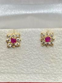 Orecchini in oro 18k a rosetta con rubino centrale