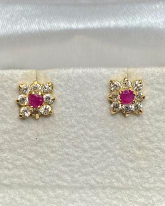 Orecchini in oro 18k a rosetta con rubino centrale