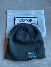 Cappello nero con casse bluetooth