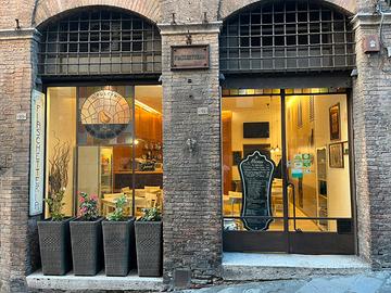 Fondo commerciale nel centro storico di siena