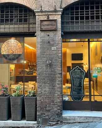 Fondo commerciale nel centro storico di siena