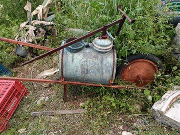 Vecchia pompa irroratrice 