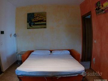 Divano pronto letto, vetrina, tavolo, sedie,letto