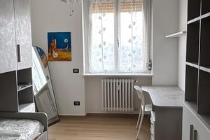 Camera singola in trilocale ristrutturato