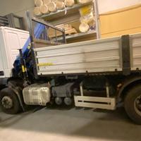Camion Iveco E120 con gru