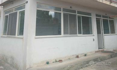 Veranda in alluminio con vetri camera e porta