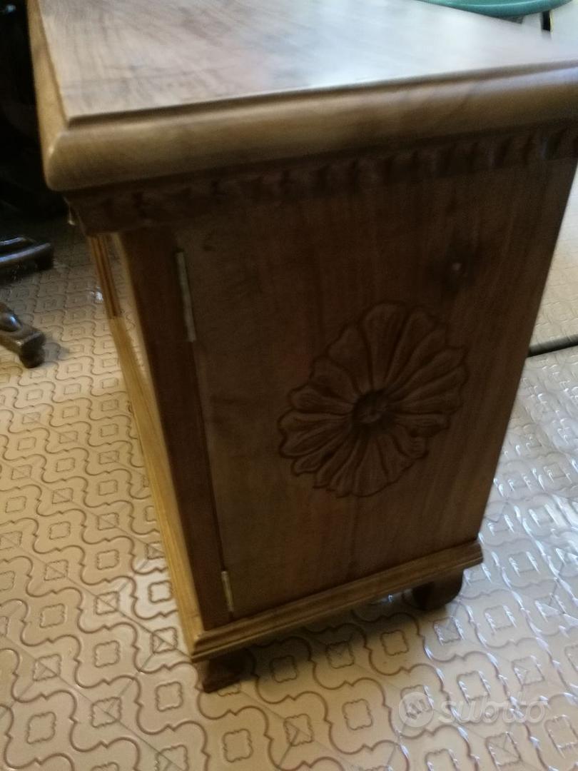 Scrivania in legno di noce intagliato