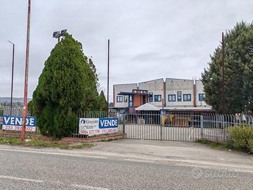 Locale commerciale con ampio parcheggio