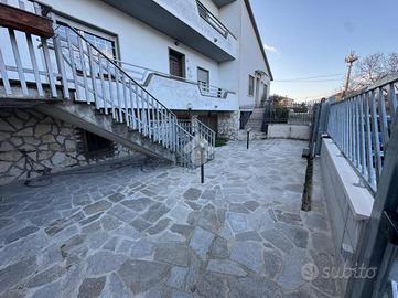 VILLA A SCHIERA A AVEZZANO