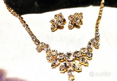 Girocollo e orecchini dorati con strass