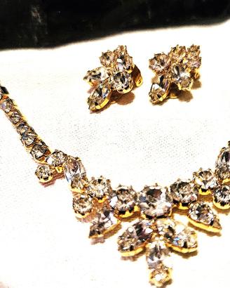 Girocollo e orecchini dorati con strass