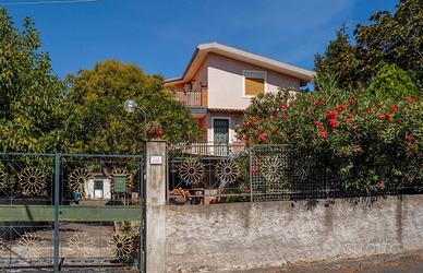 01 Valverde Villa bifamiliare con ampio terreno