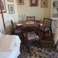 tavolo con sedie e scaffalature