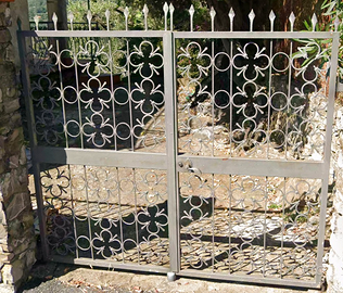 Coppia di Cancelli in Ferro Artigianale Decorato