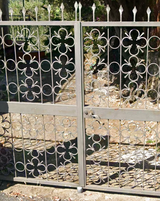 Coppia di Cancelli in Ferro Artigianale Decorato