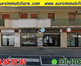 Locale commerciale su strada principale mare