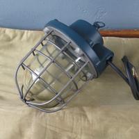 Vecchia lampada industriale restaurata