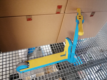 Monopattino in legno