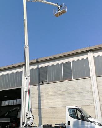 Piattaforma aerea Cela DT 22 con sbarco in quota