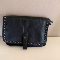 Borsa pochette con borchie