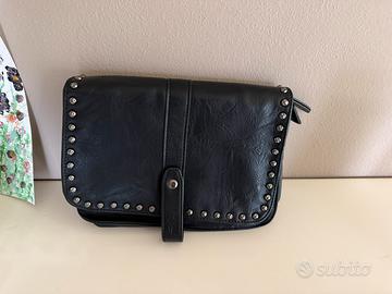 Borsa pochette con borchie