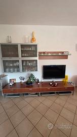 Soggiorno  in Ciliegio con Vetrina, Basi e Mensole