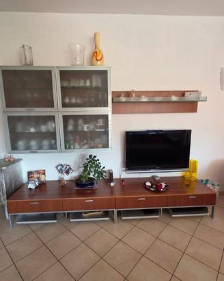 Soggiorno  in Ciliegio con Vetrina, Basi e Mensole