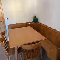 Tavolo con panca ad angolo in legno massello+ sedi