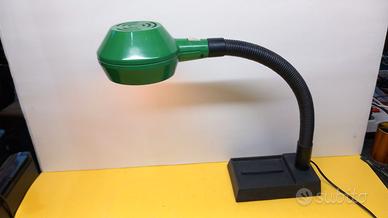 Solida lampada da tavolo, studio o da comodino,