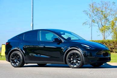 Tesla model y anno 2024 rwd nera