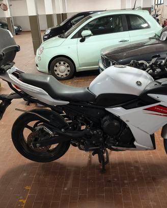 moto Yamaha XJ6 