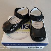 Scarpe neonata