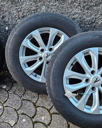 4 cerchi in lega + 4 cerchi in ferro.