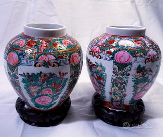 Coppia di Vasi cinesi in porcellana dipinti a mano