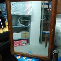 Specchio da muro molato con cornice in noce