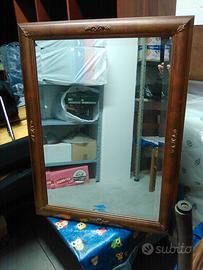 Specchio da muro molato con cornice in noce