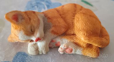 Statuina Gatto Arancione Tigrato che Dorme Sopra