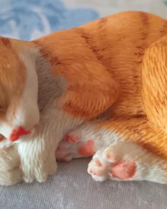 Statuina Gatto Arancione Tigrato che Dorme Sopra