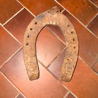 Oggetti storici: ferro di cavallo, macina caffè..