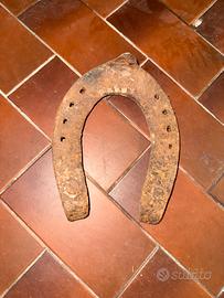 Oggetti storici: ferro di cavallo, macina caffè..