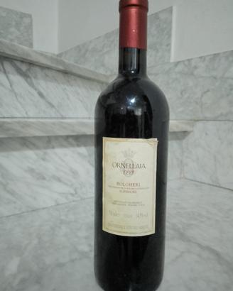 Una bottiglia di vino della Tenuta dell'Ornellaia