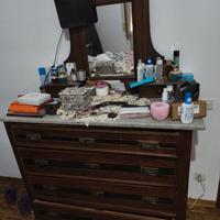 Cassettone antico con piano in marmo e specchio