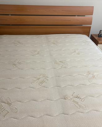 Letto matrimoniale + materasso + due comodini