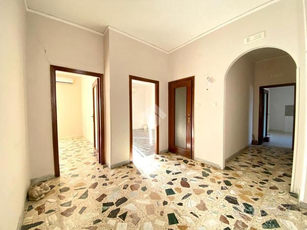 3 LOCALI A POZZUOLI
