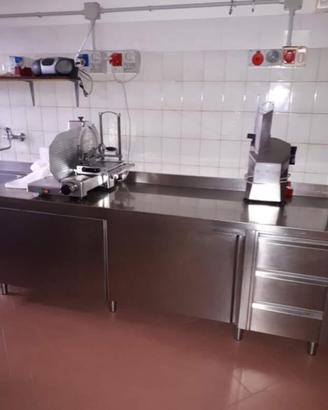 Tavolo da lavoro in acciaio