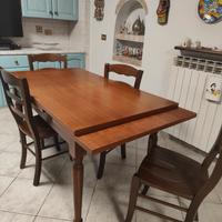 Tavolo e sedie in legno