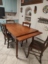 Tavolo e sedie in legno