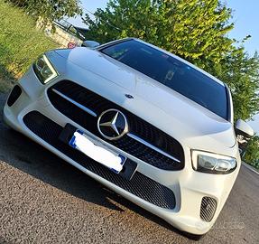 AUTO MERCEDES BENZ