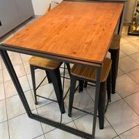 Tavolo in legno con 4 sgabelli
