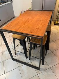 Tavolo in legno con 4 sgabelli